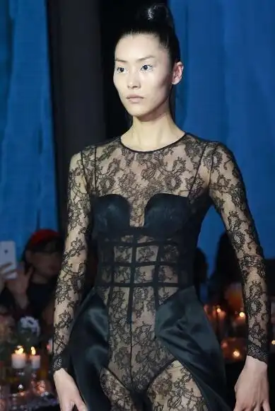 刘雯穿透视装走秀凸显好身材性感爆棚