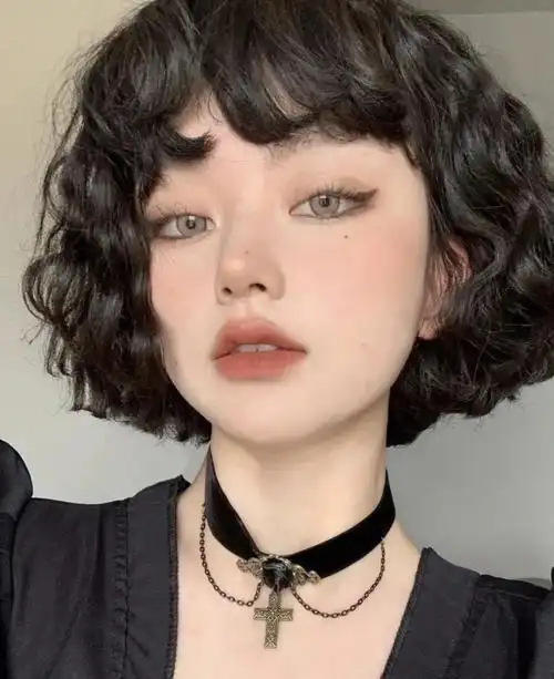 六一儿童节———小女孩和小男孩们   你们做头发吗我这里有芭比娃娃