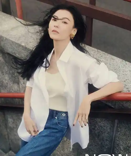 张柏芝造型梦回《左右情缘》 着衬衫展露随性魅力_经典_自由_时尚