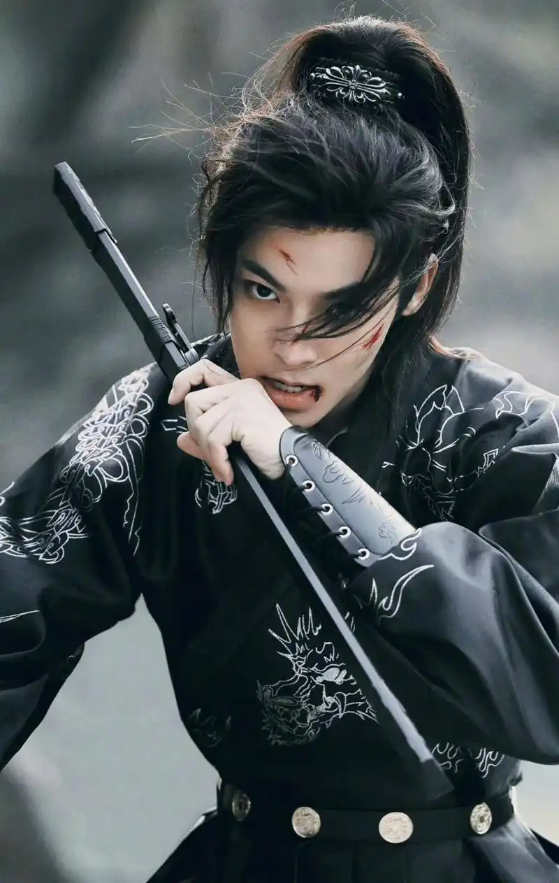 侯明昊是不是要火了,新剧的古装造型大家都在夸太帅了