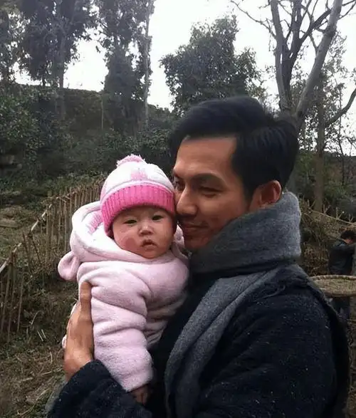 钟汉良近照,网友:又黑又瘦老十岁!不过,他媳妇的长相,还行!