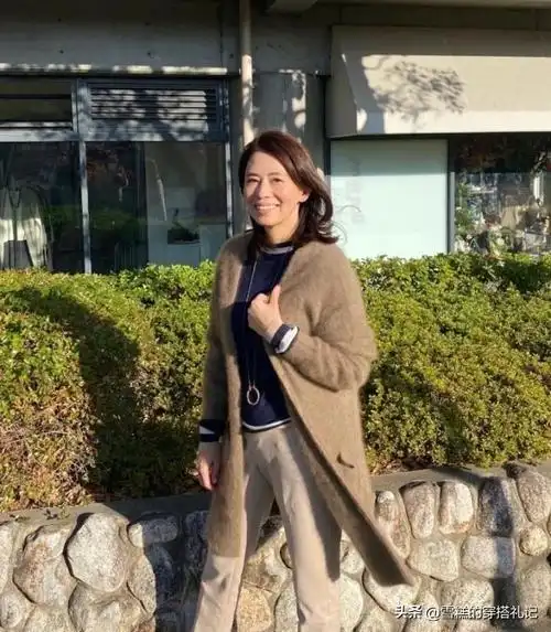 这才是中年女人最优雅的打扮:50岁"雪姨"王琳,穿衣简约有气质_网易