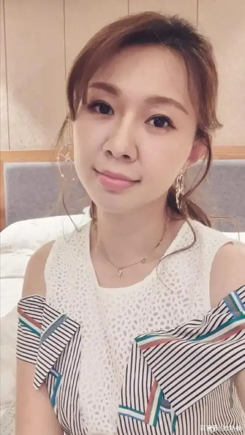 偶遇38岁卓依婷衣品堪忧显老气网友感叹真人个子挺高