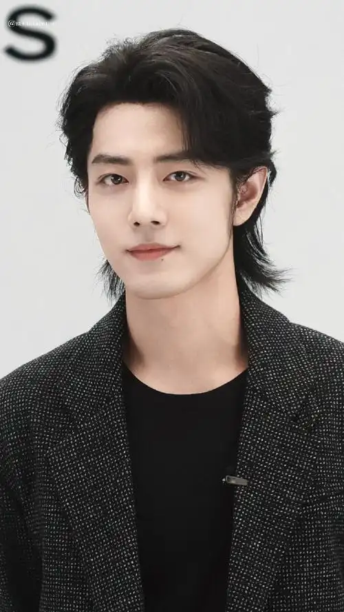 肖战小狼尾微长发和西装好配#寸头干练,狼尾潇洒;短发清爽明朗,长发