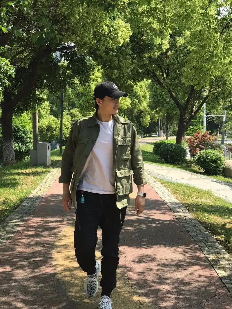 周一围白色休闲套装机场走秀35岁的深沉大叔魅力爆棚