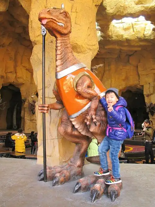 小朋友在恐龙园的快乐时光
