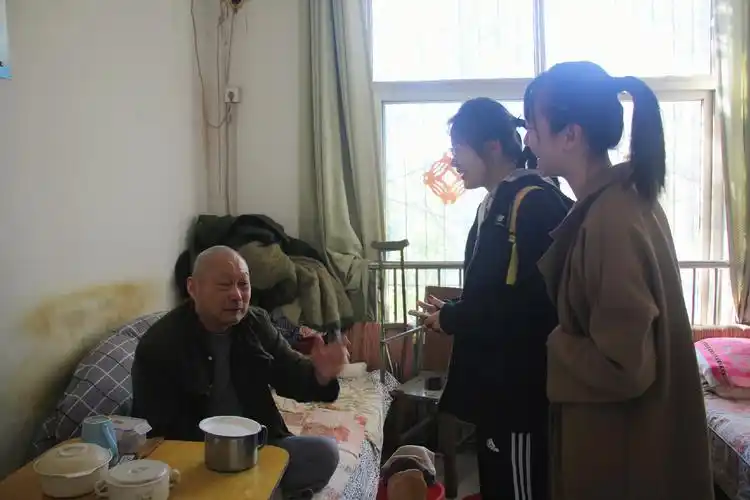 马克思主义学院举办"温暖夕阳红,关爱老人心"敬老院服务活动