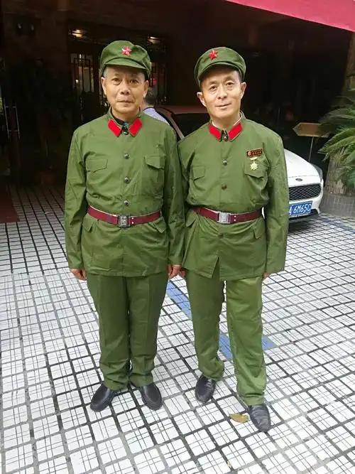 六五式军服的设计以简约朴素实用为准则仅以颜色区分军种以口袋数量