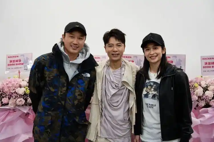 从照片可以看到,王琳在后台与李克勤合影留念,脸上洋溢着甜美的笑容