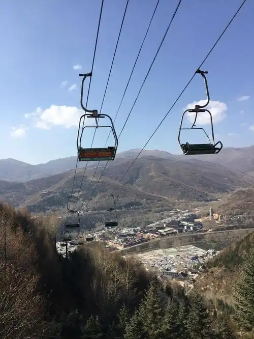 缆车到顶了到顶了山下的景色山上的路灯下山的路也是上山的路