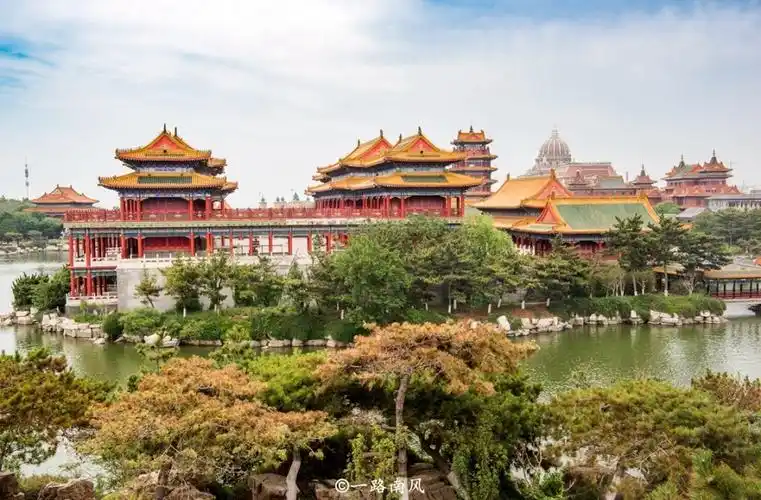 这三座仙山分别是蓬莱,方丈和瀛洲,山上用黄金白银建造了缥缈豪华的