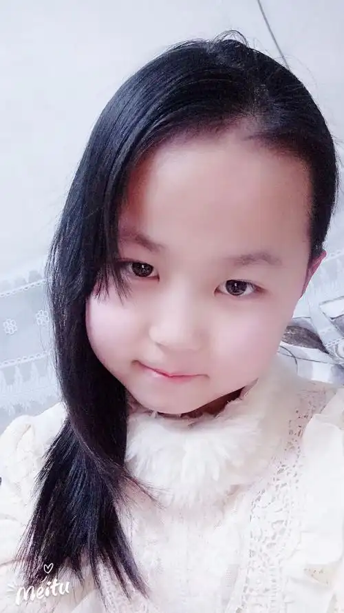 我是一个活泼,可爱,大方,调皮的女孩.