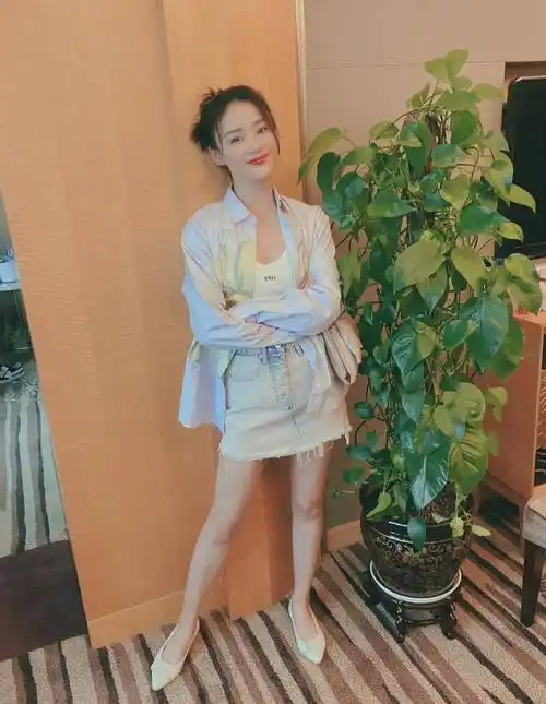 袁姗姗复古绿上衣出镜,变身休闲港风女神,戴金丝框眼镜更显气质_造型