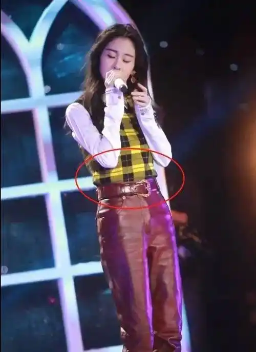 怀孕的样子,然而一到正式开始演出的时候,张碧晨的肚子竟然直接"没了"