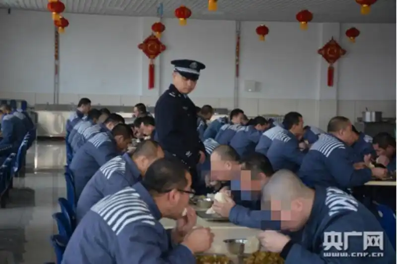 【网络媒体走转改】"他们睡着我们看着" 情法结合让