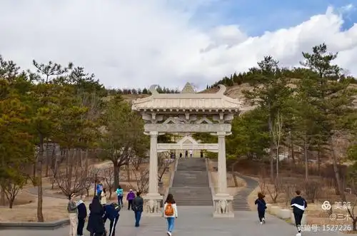 云冈石窟入口石牌楼