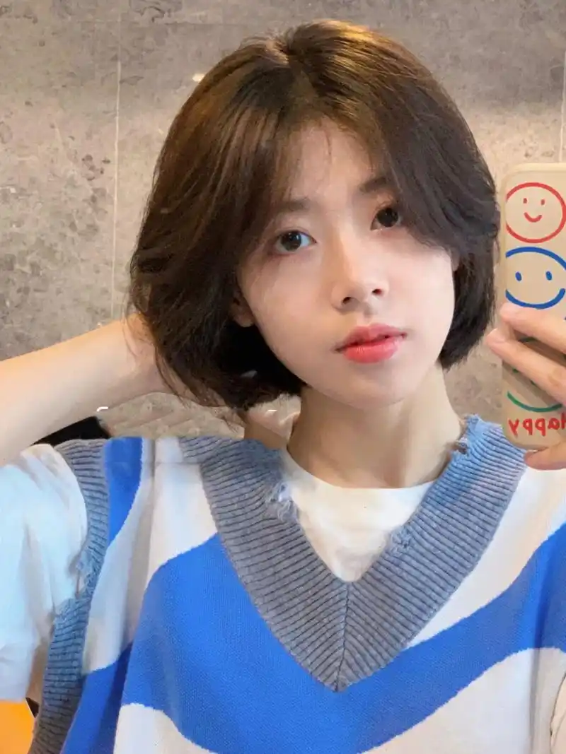 短发少女|高中生|今天有乖乖看书喔98 记录小日常,窗外的阳光好好