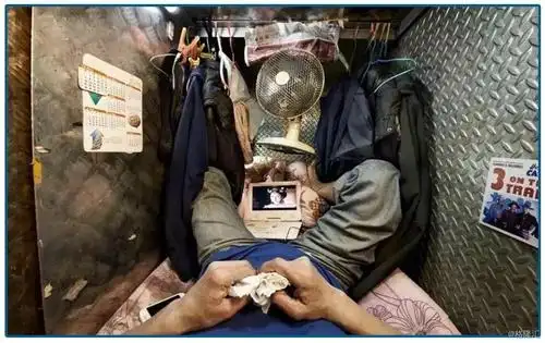 没见过香港的"棺材房",就别说自己过得不幸福