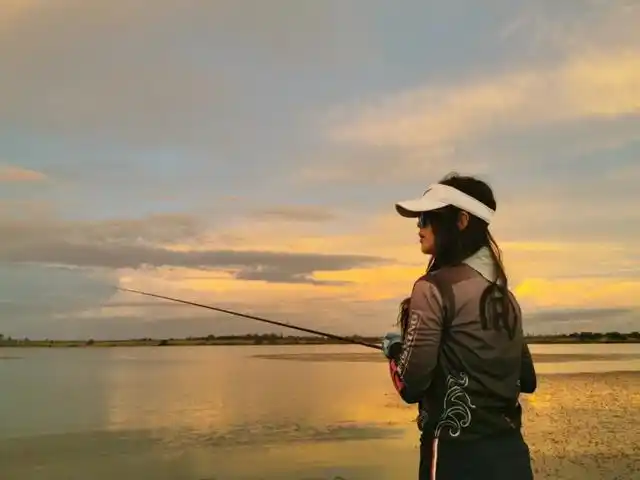 在江西长大的伊娃小时候就会偷拿大人的鱼竿去河边钓鱼.