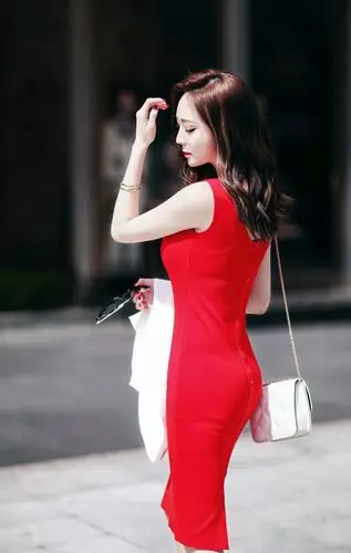 红裙模特美乳酥胸性感写真图片_性感美女_美桌图片库