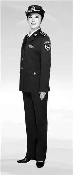 > 正文   军官级别章由红色条杠和级别略章反映级别,不反映资历