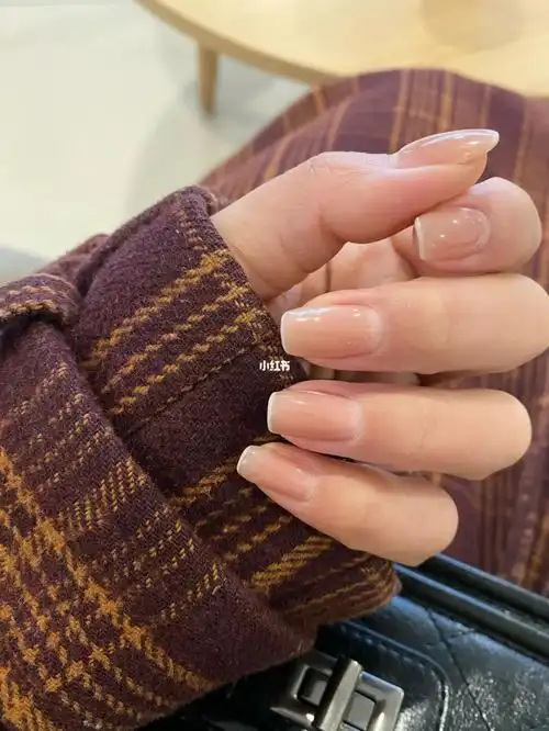 纯色美甲  超级适合黄皮的裸色美甲 原相机拍摄 加奶白色的法式边 最