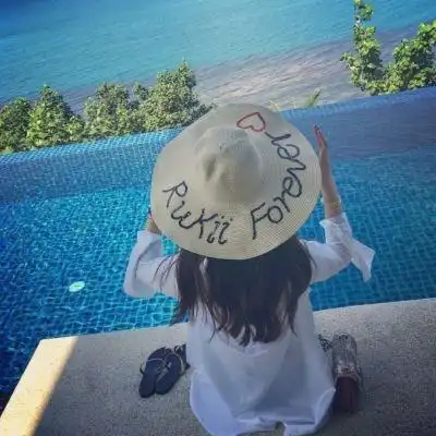 女生头像背影长发唯美带帽子图片大全 希望我们一起慢慢变老