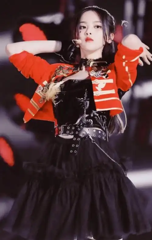 原创杨超越穿短裙跳舞镜头却放低仰拍裙子旋转一瞬这腿网友看痴了