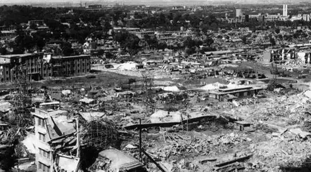 1966年邢台地震周总理乘机赶往灾区途中罕见发火赶快下去