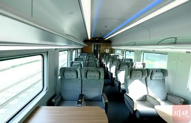 组图|复兴号动车组上新!新型"绿巨人"来成都啦