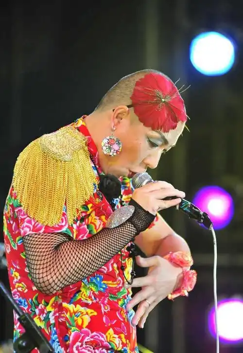 而且梁龙参加搞笑综艺节目的表现还是不错的.