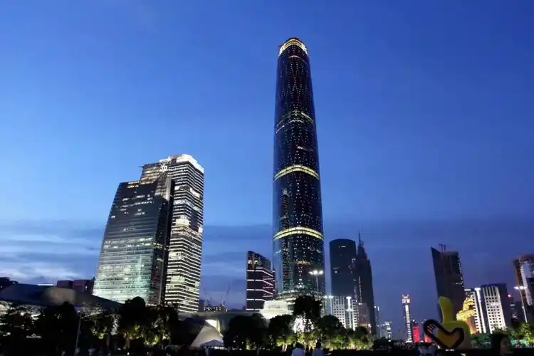 广州很繁华,我们很落魄