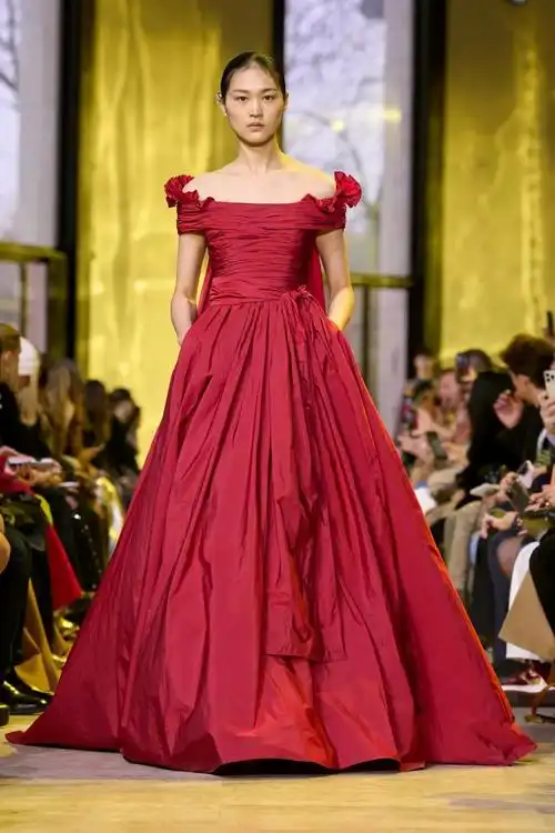 秀场上的红色礼服,美极了!-服装流行色彩-cfw服装设计网手机版