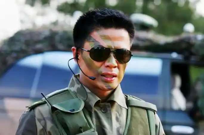 《士兵突击》中的袁朗,30岁就佩戴中校衔,他的军衔有多牛?