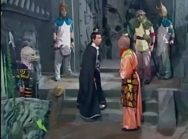 视频中,虾兵蟹将说着一口标准的普通话,而龙太子则讲的是粤语,两人