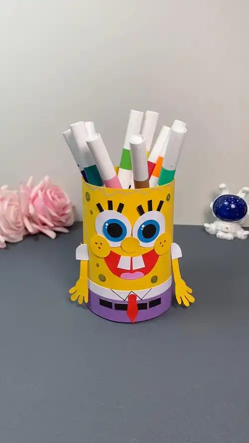 矿泉水瓶不要扔,来做可爱的海绵宝宝笔筒吧!