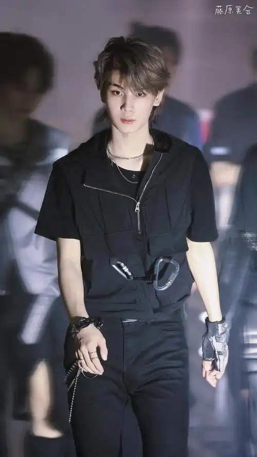 郭震这几张真的绝绝子01真是未成年吗