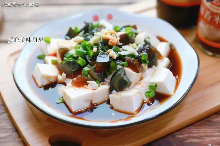 " 皮蛋豆腐 【制作原料】: 内脂豆腐 一盒 皮蛋 2个 生抽 2大勺 香醋