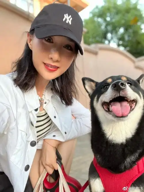 原创雷佳音老婆晒全家福婆婆首次正面出镜与儿媳好有母女相