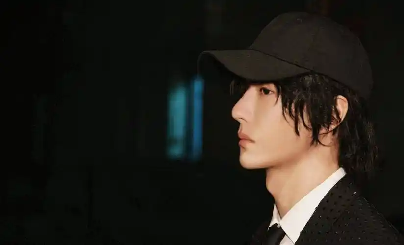 王一博棒球帽配卷发,休闲西装亮相星光大赏,率性又简约_风格_态度