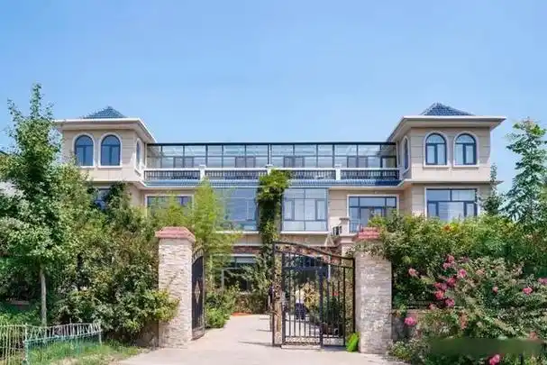 盛夏时节,走进兴安镇兴安村周雪勤家,宽敞的庭院干净