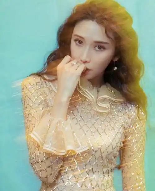 原创原创45岁林志玲依旧少女一袭裸色鱼鳞裙优雅轻盈身材纤细不像怀孕