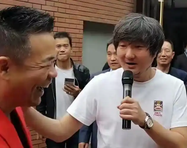 虞啸卿(邢佳栋饰)出场都是戎装笔挺,蹬着马靴,派头十足,讲话永远是