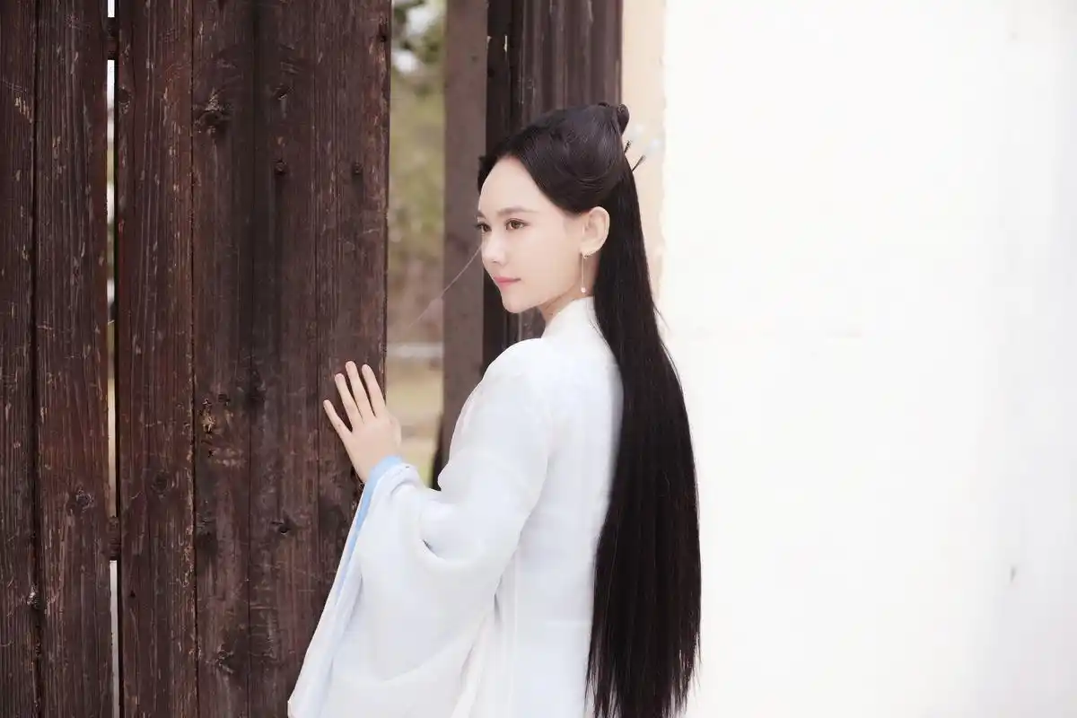 孙骁骁古装写真穿越感足 清丽脱俗自带仙气