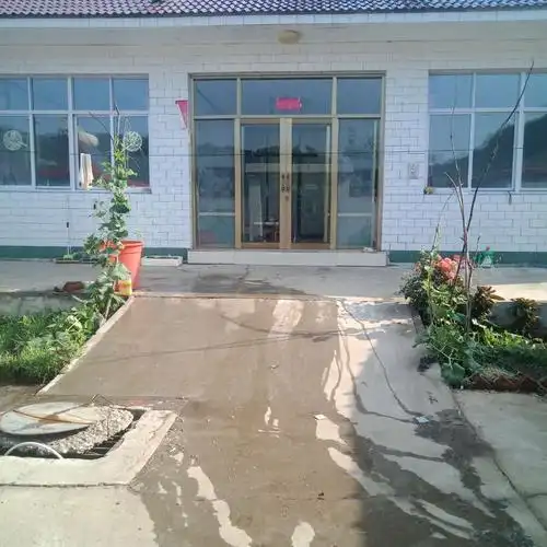 绿色生态型家庭王春飞家,家里五间的大瓦房是前年新盖的,家中四口人