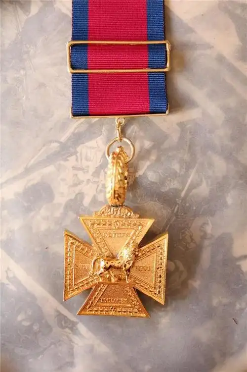 英军排名第二的勋章,只授予军官,公爵男爵可加授更尊重的勋章