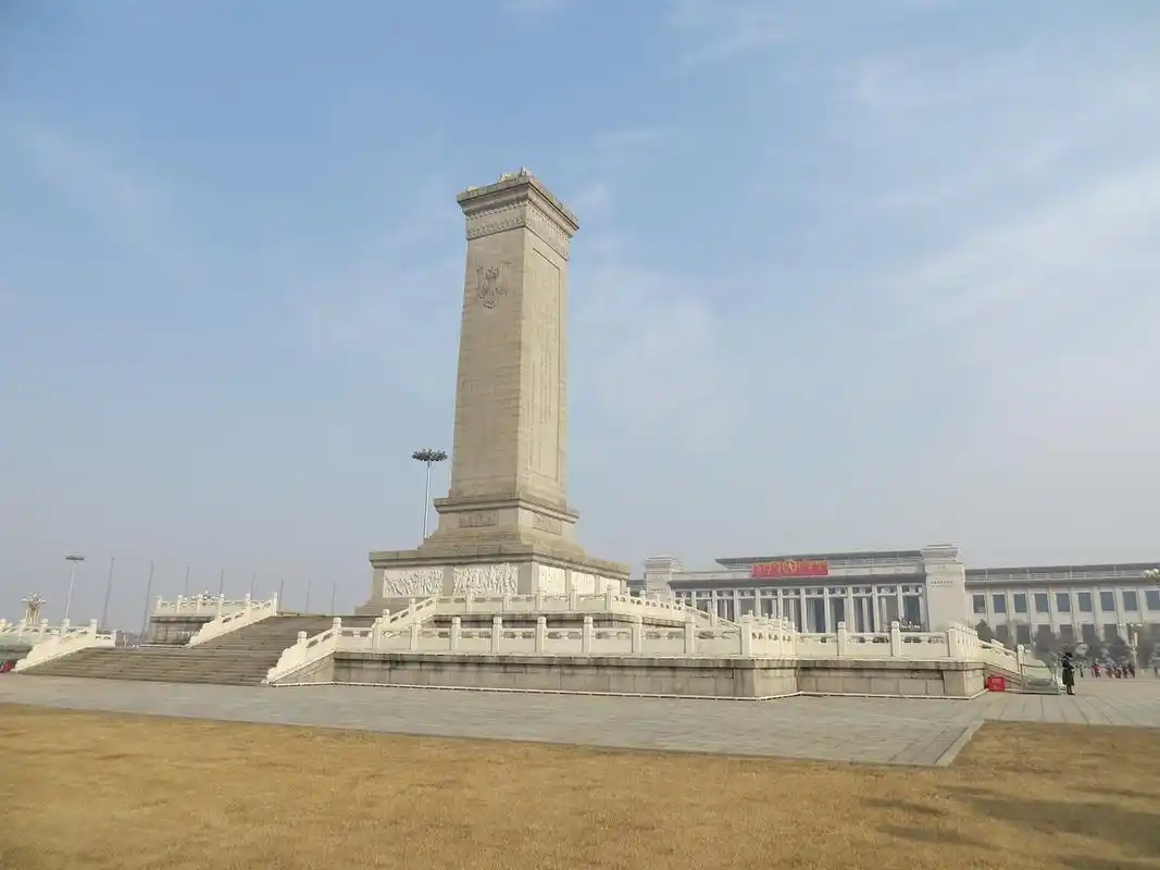 以下是游玩人民英雄纪念碑需要注意的一些地方: 提前预约:如果您想要