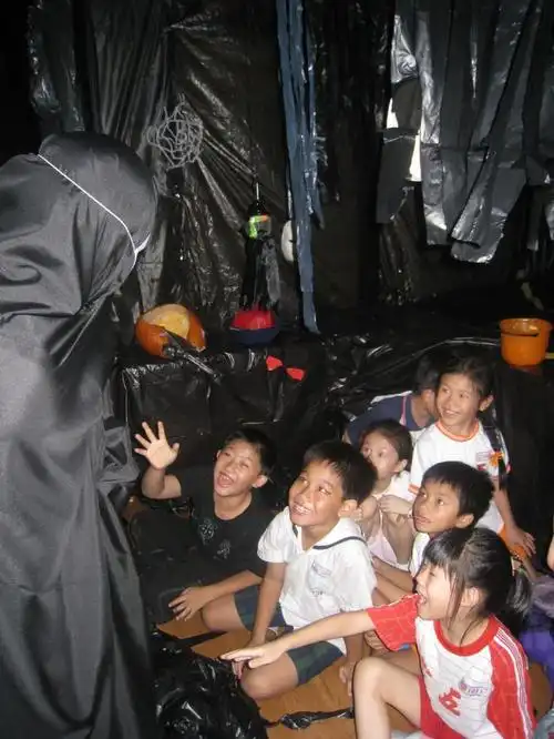 1.3aia 得孩子们在鬼屋闯关,大家都在猜,这恐怖得鬼影是谁呀?