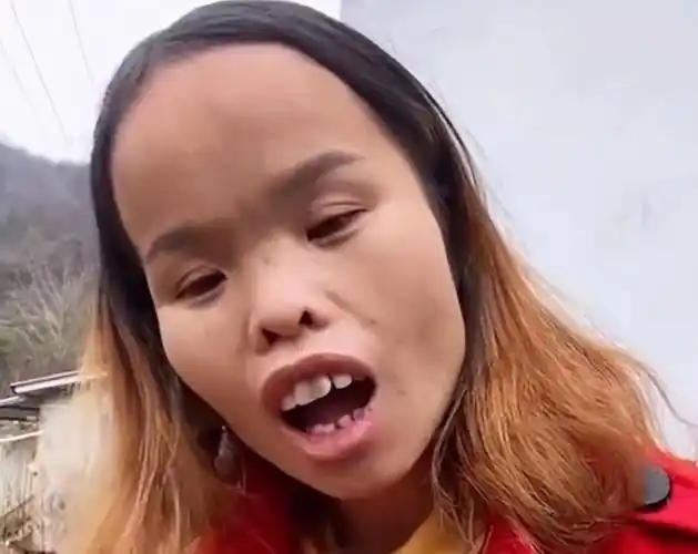 江西女子靠"丑"圈粉百万,自信程度不输凤姐,还嫁给大高个丈夫