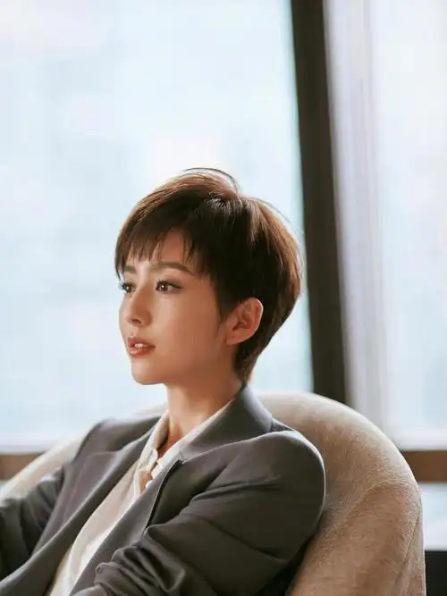 佟丽娅短发西装帅气图片